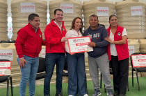 El Coordinador del Grupo Parlamentario del PRI en el Congreso Mexiquense, acompañado por la Presidenta del PRI en el Estado de México, Cristina Ruiz, entregaron tinacos a vecinas y vecinos.