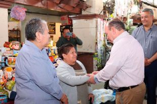 Manuel Vilchis Viveros, acompañado de miembros del cabildo, entregó a los comerciantes la obra