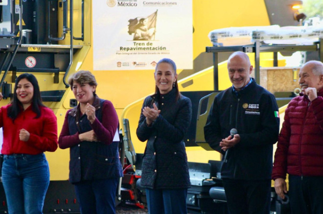 Delfina Gómez y Claudia Sheinbaum durante la entrega de trenes de repavimentación en el oriente del Edomex