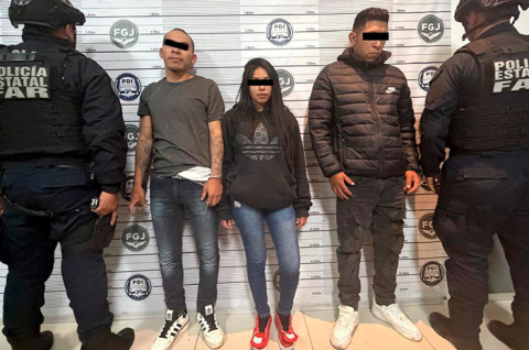 Durante el operativo, policías estatales aseguraron una réplica de arma de fuego y trasladaron a los sospechosos ante el Ministerio Público.