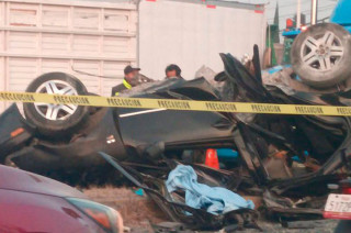 Según los primeros reportes, el conductor de un automóvil particular perdió el control del vehículo, impactando un semáforo antes de estrellarse contra un tractocamión