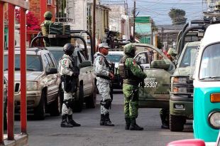 Los sospechosos huyeron en una camioneta color negra