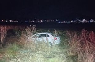 El conductor, aparentemente, perdió el control de su auto.