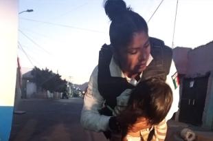 La madre salió a la calle a pedir ayuda, donde policías municipales la auxiliaron.