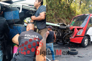 El accidente dejó un saldo preliminar de dos personas fallecidas y alrededor de 20 lesionados, según los primeros reportes de autoridades.