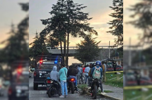 Policías y personas en el lugar tras el accidente