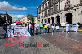 Bloquearon el tránsito frente al palacio de gobierno estatal en espera de que las autoridades les den una respuesta.