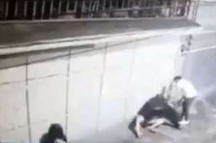 Tres testigos presenciaron la brutal golpiza, nadie apoyo a la mujer