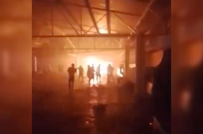 De acuerdo con los primeros reportes, aproximadamente 20 reclusos intentaron defender a un líder criminal conocido como Javier “N”, utilizando armas de fuego que presuntamente ya estaban dentro del penal.