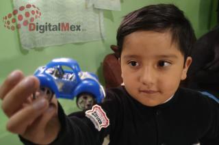 Para jugar como todos los niños que ve de lejos, Julio necesita una operación a corazón abierto que cuesta 150 mil pesos.