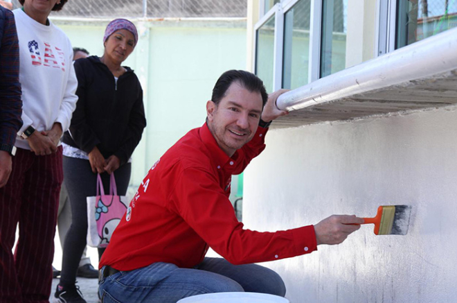 El coordinador del PRI entregó materiales para mejorar el techado y renovar aulas de la primaria John F. Kennedy en Satélite,
