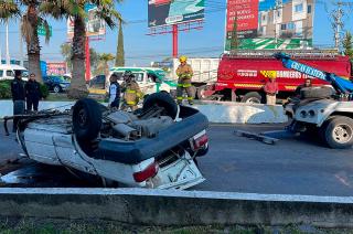 En la autopista México-Puebla, una unidad de transporte público se impactó contra un tráiler con varios pasajeros a bordo.