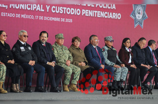 La gobernadora Delfina Gómez Álvarez durante la ceremonia de graduación de nuevos policías de proximidad y custodios penitenciarios en el Estado de México.