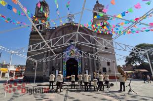 Esta mañana cantaron las mañanitas y prepararon el atrio de la iglesia para recibir a los peregrinos y feligreses católicos.