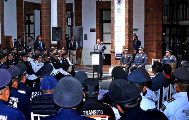 Por años de servicio, reconoce Toluca a 400 policías