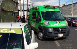 Motociclista impacta contra taxi en Toluca; un lesionado