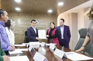 El presidente municipal, Carlos González Berra, celebra el reconocimiento nacional por eficientizar servicios públicos en Temascaltepec.