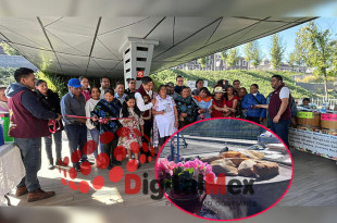 Agustín Herrera Pérez, director general del IIFAEM, junto a las y los artesanos participantes de La Candelarita 2026.