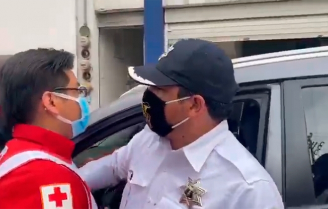 #Video: Captan a policía de #Naucalpan agrediendo a paramédicos de la #CruzRoja