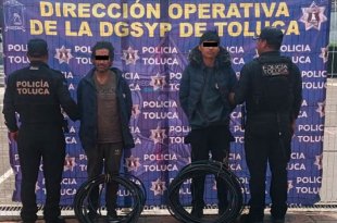 Policías municipales detuvieron a cuatro hombres en tres operativos realizados en Toluca; recuperaron una motocicleta robada y aseguraron herramientas para cortar cable.