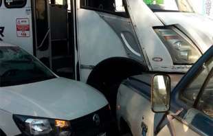 La unidad del transporte público impactó contra dos camionetas y un coche Volkswagen tipo Sedan
