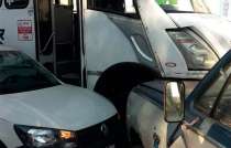 La unidad del transporte público impactó contra dos camionetas y un coche Volkswagen tipo Sedan