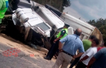 Cierran la Toluca-Atlacomulco por volcadura de camión con arena