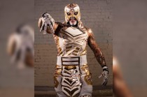 A sus 40 años de edad, Penta “Zero Miedo” es un luchador que diseña su propia imagen y marketing, lo que lo ha colocado en los primeros lugares de ventas de sus artículos deportivos.