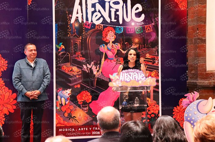 La directora general de Educación, Cultura y Turismo de Toluca, Victoria Sánchez Gómez, acompañada por el alcalde Ricardo Moreno Bastida, presentó los detalles de la Feria y Festival Cultural Alfeñique 2026.