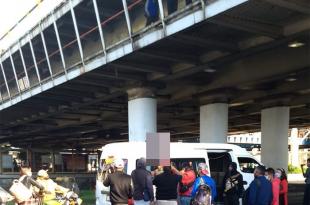 Testigos señalaron que subió al puente que cruza Avenida Central, a la altura de Valle de Guadiana