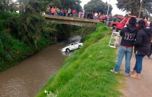 Cae taxi a río en Xonacatlán; chofer muere en el lugar