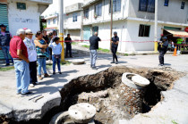 Azucena Cisneros supervisa las reparaciones del socavón en Guadalupe Victoria
