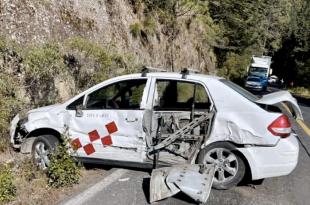 El chofer del camión Torton perdió el control y acabó por embestir al taxi.