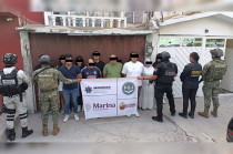 Uno de los cateos más destacados ocurrió en la calle Tauro número 73, colonia Izcalli Santa Clara, donde elementos de seguridad ubicaron un centro de llamadas clandestino.