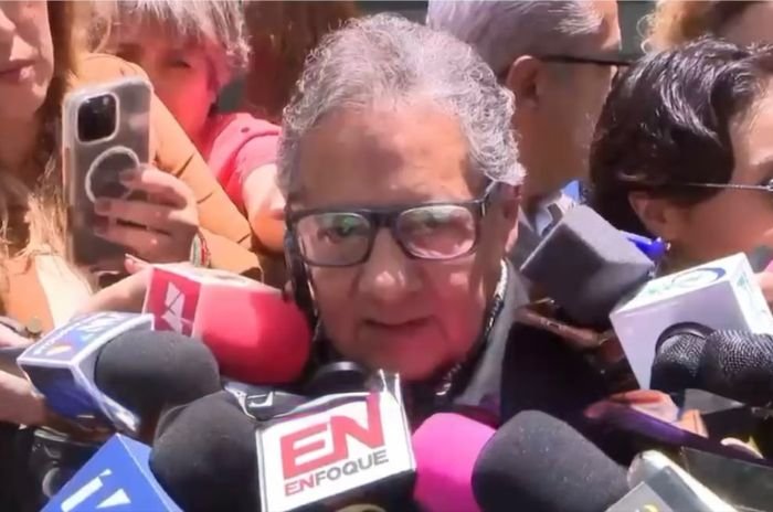 El senador de Morena, Higinio Martínez Miranda, abordando la conveniencia de solicitar licencia en el Senado.