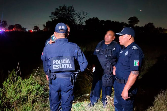 Elementos de emergencia acudieron a la colonia Atenguillo para controlar la fuga de combustible registrada en un ducto de Pemex.