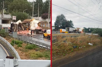 El conductor del vehículo de carga perdió el control de la unidad y se impactó contra la barra de contención del carril de baja velocidad.