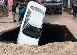 #Video: Caen tráiler y dos automóviles en socavón  de Ecatepec