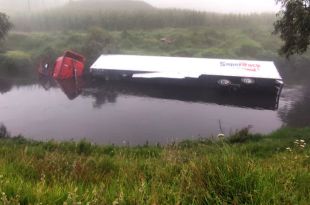 Cae tráiler a Río Lerma en Edoméx