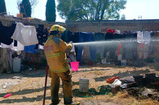 Al arribar los cuerpos de emergencia y establecer coordinación con la Unidad Municipal de Protección Civil y Bomberos, se confirmó que la detonación se registró al interior de una vivienda donde presuntamente se realizaban labores con material pirotécnico.