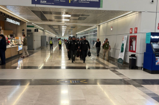 Elementos de la Guardia Nacional reforzaron la seguridad en accesos, pasillos y zonas de abordaje del AIFA