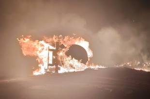 Una pipa volcó y posteriormente se incendió a la altura del municipio de Ixtapaluca.