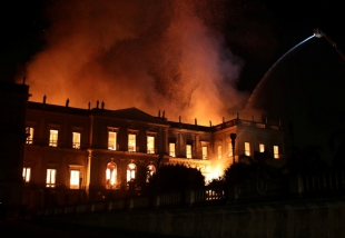 Incendio en Museo Nacional de Brasil consume 20 millones de piezas históricas