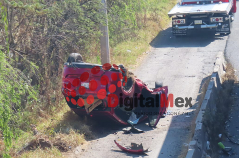 Automóvil Chevrolet Sonic con severos daños tras el choque registrado en la carretera México-Toluca