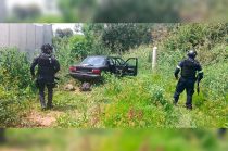 Una mujer de 32 años fue rescatada por elementos de la SSEM en Tenancingo tras ser localizada esposada dentro de un automóvil.