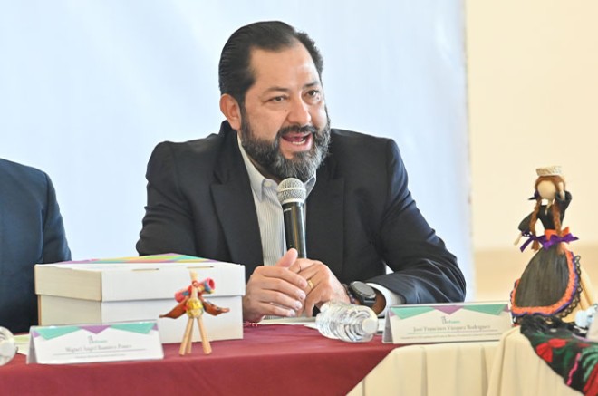 Vázquez, destacó que, con el convenio se promueve el intercambio de ejemplares en Sistema Braille y videos de promoción de protección de datos en lengua Otomí.