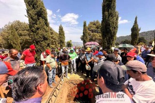 Acompañado por sus compañeros de la escuela el féretro de Toñito recorrió las calles del pueblo en un clima de dolor y exigencia de justicia. 