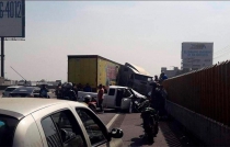 #Video: Tráiler sonidero provoca aparatoso accidente en la México-Puebla