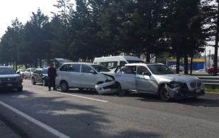 El accidente se dio en los carriles centrales en dirección a la capital mexiquense, a la altura de la plaza comercial Galerías Toluca.