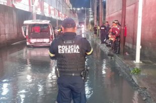 La combi quedó atrapada en una zona inundada de Tultitlán, cerca de la estación Cueyamil del Tren Suburbano AIFA.